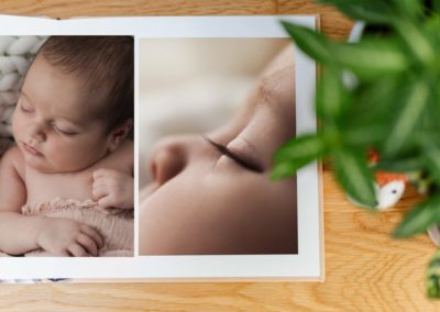 Newborn-Neugeborenen-Fotografie-Fotograf-Baby-Album-Würzburg-Bamberg (1)-min